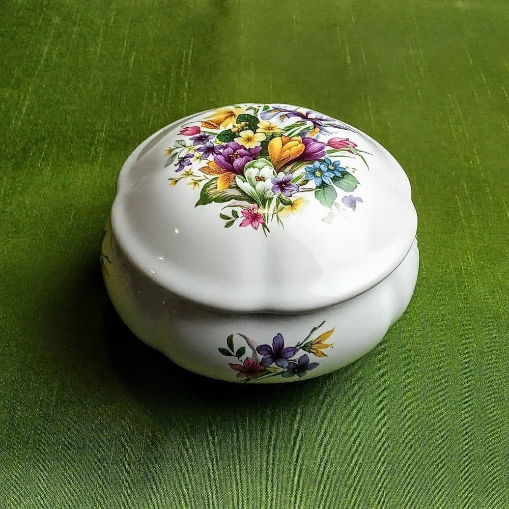 San Francisco Music Box Co. Floral Scallop Rim Box